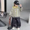 Conjunto de moletom com capuz listrado para meninos, primavera e outono, novo estilo 2026, estilo coreano, moletom e calça de corte solto, roupas infantis