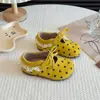 Zapatos de princesa lindos de lunares, nueva colección primavera/otoño, zapatos para caminar para niños, zapatos de suela suave para exteriores para bebés, zapatos de piel para niñas pequeñas