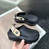 Sapatos infantis respiráveis com furinhos, não abafam, várias cores disponíveis, sandálias versáteis