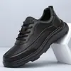 Sapatos Masculinos de Couro Genuíno, Tênis Esportivos Masculinos de Outono, Sapatos Casuais Leves de Solado Grosso Pretos, Versáteis Sapatos Masculinos de Couro Bovino de Alta Qualidade