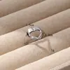Anillo de Dedo Simple Hueco Irregular con Personalidad Europea y Americana Transfronteriza, Ligero, Lujoso, Moderno, de Cara Ancha, Suelto, de Acero de Titanio