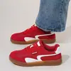 Nuevos Zapatos Rojos de Exportación Primavera/Verano 2026 Zapatos de Entrenamiento Alemanes Zapatillas Casuales Planas Elegantes para Ventas Transfronterizas