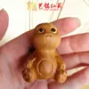 Sândalo Dourado Esculpido Dragão de Leite Sentado Desenho Animado Boneca Fofa Presente de Aniversário Decoração Criativa de Mesa para Casa em Madeira