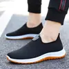 Zapatos de tela del viejo Pekín para hombre de primavera y verano con suelas de goma, antideslizantes, resistentes al desgaste, zapatos casuales, zapatos transpirables para conducir, zapatillas versátiles estilo coreano