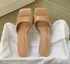 Sandalias de tacón alto y pantuflas de cuero brillante francesas 2024 nuevas combinan con todo tacón fino puntera cuadrada destalonadas sexys pantuflas de exterior para mujer