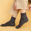 Calcetines para hombre 100% algodón cuatro estaciones absorbentes de sudor pies sin olor calcetines de tubo medio calcetines de algodón para hombre color liso versátiles calcetines de negocios