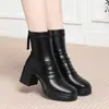 Botas de Cano Médio com Salto Grosso Estilo Retrô Lançamento Outono e Inverno Veludo Quente Franzidas Botas de Salto Alto Versáteis Femininas