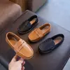 Zapatos casuales tipo mocasín para bebé y niño pequeño de estilo británico, zapatos casuales de cuero con suelas suaves, zapatos sencillos fáciles de poner para niños, superventas de exportación transfronteriza 2026