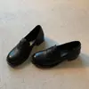 Sapatos loafer com salto grosso femininos pequenos de couro versátil moda estiloso novo 2026 salto grosso estilo britânico outono temperamento bico redondo