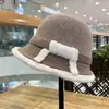 Estilo Nuevo Otoño e Invierno Costura de Borde Crudo Cálido y Versátil Sombrero Cubeta Mostrando la Cara Estilo Hepburn Pequeño Elegante Sombrero de Pescador para Mujer