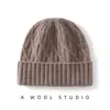 Venta al por mayor del fabricante de nuevos modelos de otoño e invierno% Gorro de punto acanalado de cable de lana australiana con puño, engrosado y cálido, en color verde terciopelo
