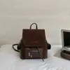 Mochila con textura similar al ante, nuevo diseño minimalista para 2026, adecuada para el trayecto diario, se puede llevar a mano, usar como bolso de hombro o mochila, y presenta un estilo retro y moderno para el otoño
