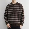 Suéter Henley listrado retrô estilo americano, malha casual de manga comprida solta para outono masculino