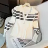 Camiseta básica de punto de manga larga a rayas de color contrastante para mujer, nuevo estilo otoño 2025, cuello semiabierto, manga larga, top de alta gama