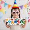 Montaje de escena de decoración para fiesta de cumpleaños del primer año del bebé, niño feliz, niño, corona, pastel, sombrero, tocado, gafas