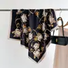 Lenço Fashion Simples Estilo Chanel 90cm Lenço Quadrado Grande com Letras Lenço de Seda Sarja Novo Xale Versátil para Mulheres