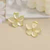 Brincos florais europeus e americanos transfronteiriços para mulheres, brincos de camélia estilo férias de verão, brincos com design de pétalas douradas atacado