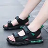 Sandálias Infantis 2026 Verão Novo Estilo Crianças Médias e Grandes Abertas na Ponta Solado Macio Leve Velcro Amortecedor de Ar Casual Sapatos de Praia Modernos