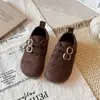Birkenstocks Infantis da Moda 2026 Outono/Inverno Novo Estilo Sapatos Pequenos de Couro para Meninas Mocassins Retrô Solado Macio Sapatos Individuais para Bebês/Crianças