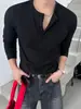 Camiseta de manga larga con cuello Henley acanalado MYQ, camiseta interior texturizada de corte ajustado para hombre para otoño, ropa casual estilo coreano