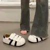 Sapatos Brancos de Solado Grosso Versáteis de Alta Qualidade para Mulheres, Tênis Populares de Nicho para Outono, Novos Sapatos Casuais Esportivos Tipo Pão 2025