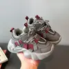 Tenis versátiles para niños con forro polar 2025 invierno estilo moderno para niños zapatos casuales antideslizantes zapatos de papá resistentes a la suciedad para niñas
