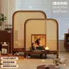 Biombo vintage de madera maciza cuidadosamente seleccionado para la sala de estar, con tejido de ratán como división para la entrada, diseñado para cubrir la puerta directamente frente a la entrada, y un nuevo estante de almacenamiento de estilo retro