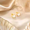 Brincos de aço titânio em formato de coração para mulheres, não desbotam, ear cuffs de alta qualidade e elegantes, design de rosca para evitar perdas, brincos de pérola redonda fosca