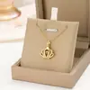 Acessórios de pingente de zircônia, disponíveis em uma variedade de estilos, oferecem um toque de luxo discreto.. Nós vendemos por atacado colares, brincos e outros acessórios, e também oferecemos opções de personalização e DIY.