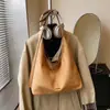 Bolso de Felpa Gamuzada para Mujer Estilo Nuevo 2026 Versátil para el Uso Diario y el Trabajo Bolso de Hombro Casual Gran Capacidad Bolso Tote Tipo Cubo
