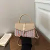 Bolsa quadrada pequena com aba em couro matelassê estilo Chanel para mulheres, com fecho giratório, disponível para atacado e em estoque
