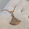 V falda dorada collar completo de diamantes femenino grande mi oro oro rosa colgante de diamante en forma de abanico cadena para la clavícula Femenino Fábrica al por mayor
