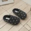 Turbante de Lunares Medias Zapatillas para Niñas, Ropa de Exterior, Nuevo Estilo Otoño 2026, Forro Polar, Zapatillas Birkenstock Engrosadas, Zapatos para Niños Pequeños