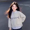 Moda Coreana Moda para Niñas Diseño de Principios de Otoño Sentido de la Personalidad Sudadera con Capucha de Retazos Rayados Solapa Conjunto Versátil de Pantalones Vaqueros Estilo Coreano