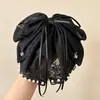 Grampo de Garra para Rabo de Cavalo com Laço de Fita de Cetim com Bolinhas High-End Retro Outono Inverno Novo Grampo para Cabelo Meio Preso na Nuca para Mulheres