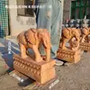 Un Par de Elefantes de Piedra Tallados en Mármol Blanco para Uso Doméstico, Utilizados como Guardianes de Puerta y Protectores del Hogar, Adecuado para Villas y Entradas de Empresas