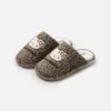 Pantuflas de algodón auténticas de gatito para mujer, nuevo modelo otoño e invierno 2026, antideslizantes, cálidas, de punta cerrada, lindas pantuflas peludas para uso en casa