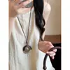 Colar com Pingente Redondo de Madeira Chinoiserie Retrô Novo Corrente Simples Acessível Luxo Elegante para Clavícula Joia de Nicho Versátil Personalizada