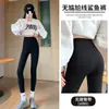 Pantalones de tiburón con forro polar para mujer para otoño e invierno 2026, estilo nuevo, ajustados, que realzan las caderas, leggings de yoga para petite, pantalones de capa base engrosados