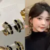 Elegantes Pendientes de Tachuela Doble C para Mujer, Adecuados para el Verano, Diseño de Nicho con un Toque de Lujo, Nuevos Pendientes Retro de Moda 2025