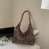 Bolsa tote grande com estampa de leopardo da moda, design de nicho coreano, bolsa de ombro e de axila estilosa e fashion para o dia a dia