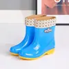 Botas de lluvia para mujer hasta la pantorrilla, forradas de felpa y engrosadas para abrigar, zapatos de goma antideslizantes, botas de lluvia de nuevo estilo, zapatos impermeables para días lluviosos