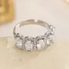 Anillo Brillante de Zirconia de Lujo para Mujer con un Toque de Alta Gama Único y Diseño Abierto, Versátil para el Uso Diario