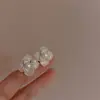 Novos Brincos Florais Retrô Francês de Camélia com Pérolas Artificiais, Brincos Versáteis da Moda, Venda por Atacado Estilo Chanel