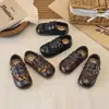 Sapatos de Couro com Velcro Estilo Britânico Retrô para Meninas 2026 Primavera/Outono Novos Solado Macio Estampado de Leopardo Estilosos Sapatos Birkenstock Mocassins