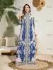 Vestido estilo bata para mujer con estampado posicionado de porcelana azul y blanca, Hecho a medida de fábrica con pliegues de acordeón