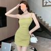 La minifalda quiere un diseño de chica pura y caliente con sentido oblicuo, hombros delgados, caderas pequeñas, persona madura ligera, vestido plisado con tirantes de verano.