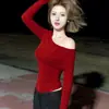 Camiseta básica de manga larga sexy y a la moda para otoño, estilo chica caliente, corte ajustado, que realza la figura, de un solo hombro, fruncida, única y súper elegante para mujer