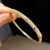 Pulseira de abertura redonda com zircônia europeia e americana, pulseira de luxo leve, sensação de alta qualidade, pulseira da moda, trabalho pesado, personalidade, joia de mão para mulheres, atacado