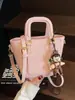 Bolso tipo cubo simple y elegante de estilo nuevo para primavera 2026 para mujer, bolso de mano a la moda con un toque exclusivo y nicho, bolso versátil para mujer